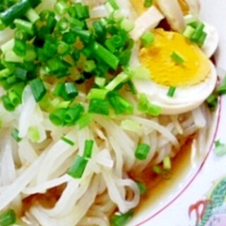 もやし入り冷麺　茹で卵添え